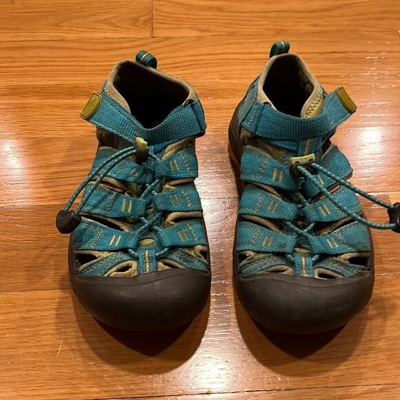 KEEN  Sandals size 2 - Picture 1 of 6